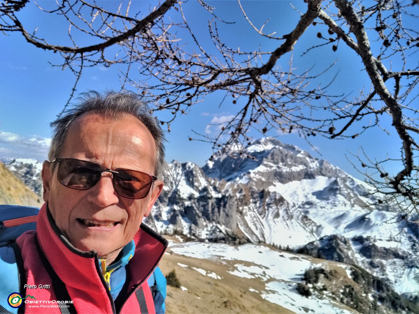 58  Con il Pizzo Arera (2512 m) sul sent. 217 ormai al Monte Campo (1850 m).jpg